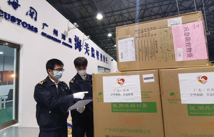 广州邮局海关关员快速验放一批抗疫援外物资出境——王晓琛摄